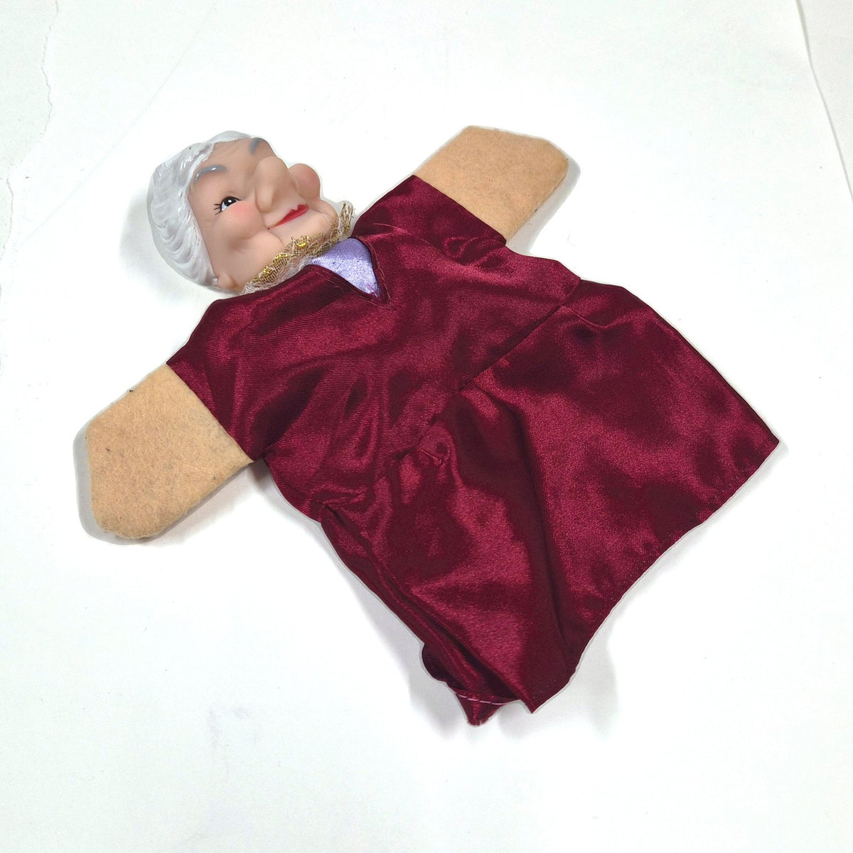 Vintage Mr. Rogers oma handpop met vinyl hoofd en bordeauxrode jurk