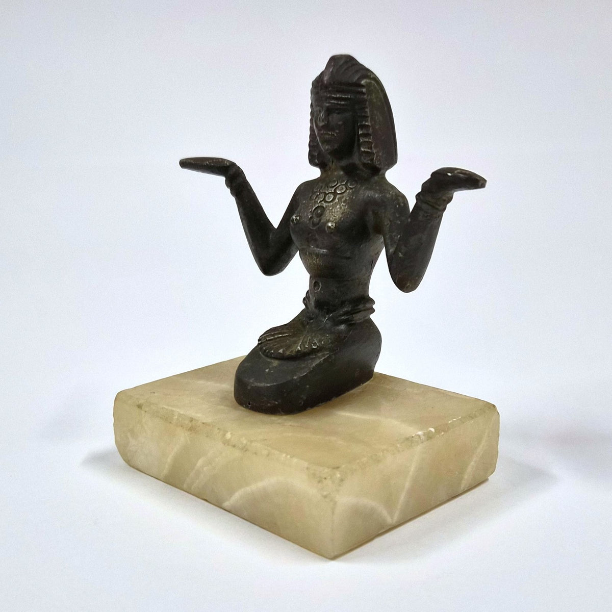 Vintage egyptisch Cleopatra-beeldje op albasten voet