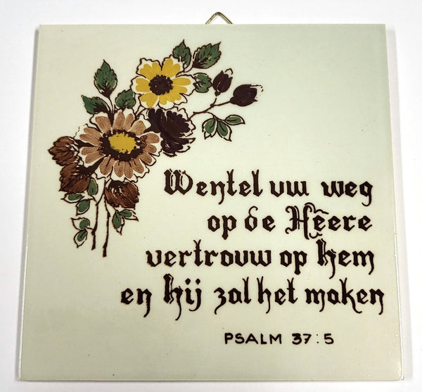 Vintage nederlandse wandtegel met Psalm 37:5 en bloemendecor