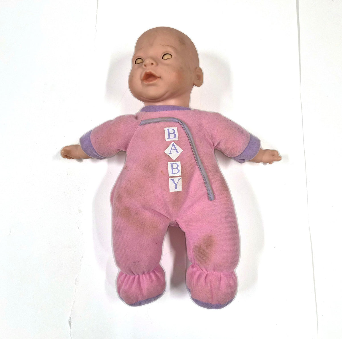 Vintage babypop met zacht lijf en slaapogen, roze pyjama
