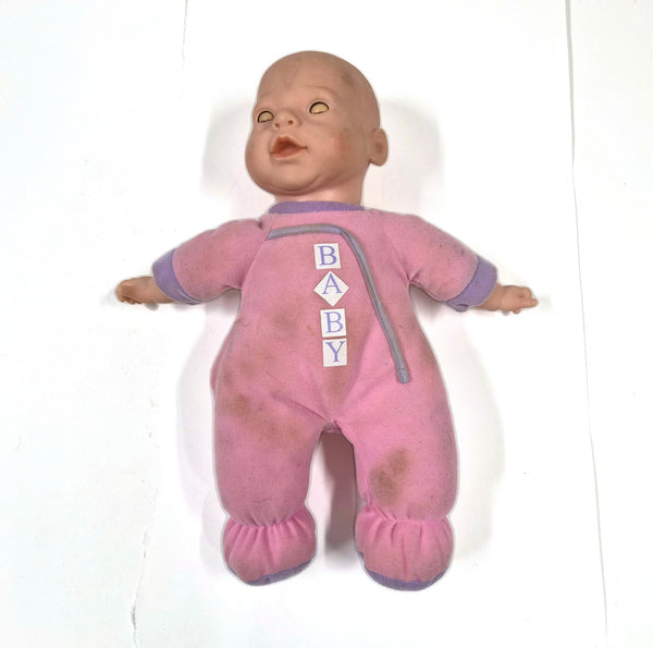 Vintage babypop met zacht lijf en slaapogen, roze pyjama