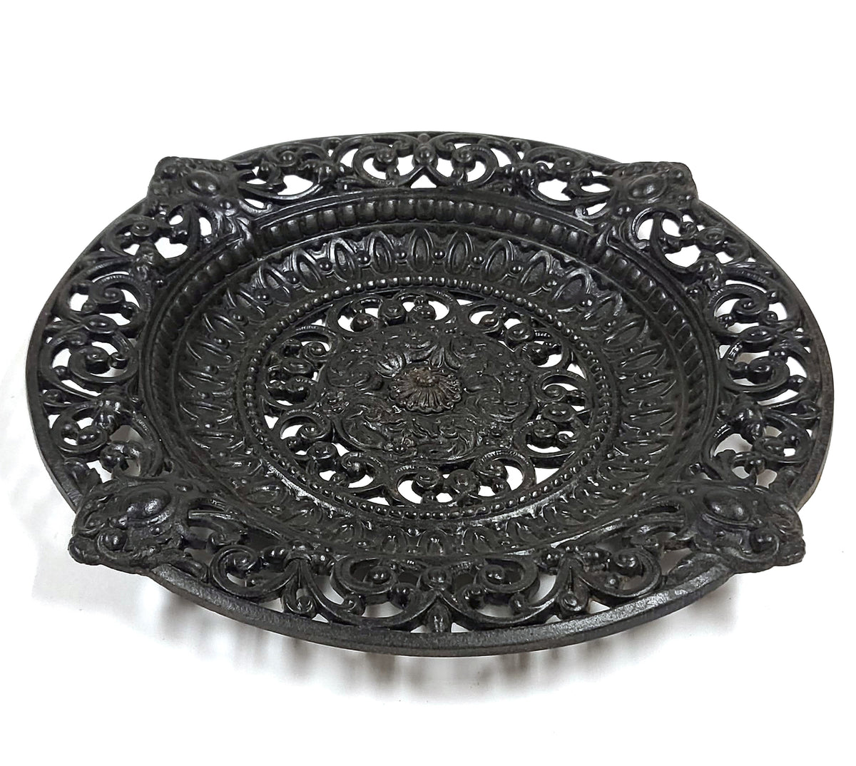 Vintage zwart gietijzeren wandbord met opengewerkt patroon