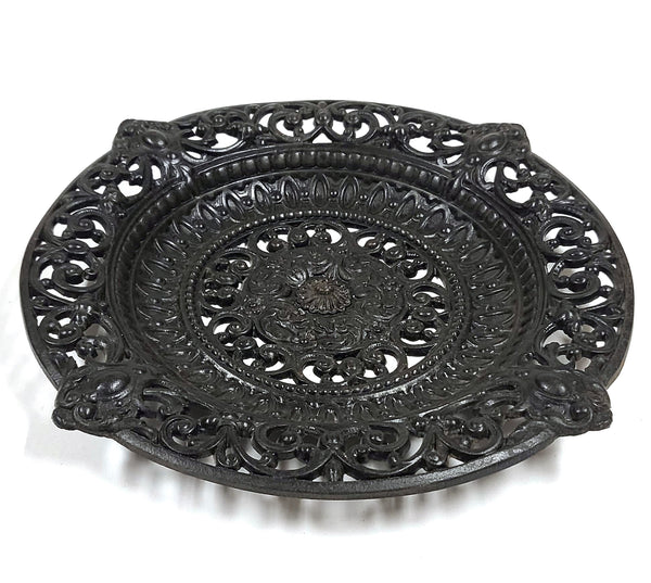 Vintage zwart gietijzeren wandbord met opengewerkt patroon