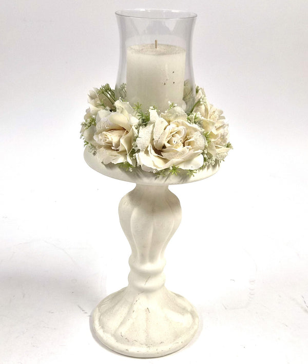 Vintage windlicht op witte voet met witte rozen