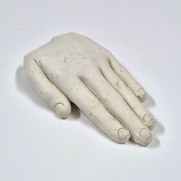 Handgemaakte klei-sculptuur van een hand, volkskunst