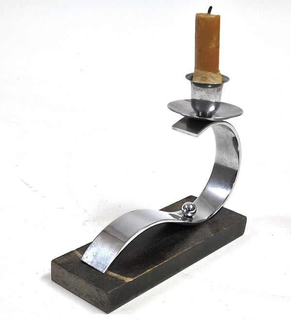 Vintage kandelaar in art-decostijl van metaal op houten voet