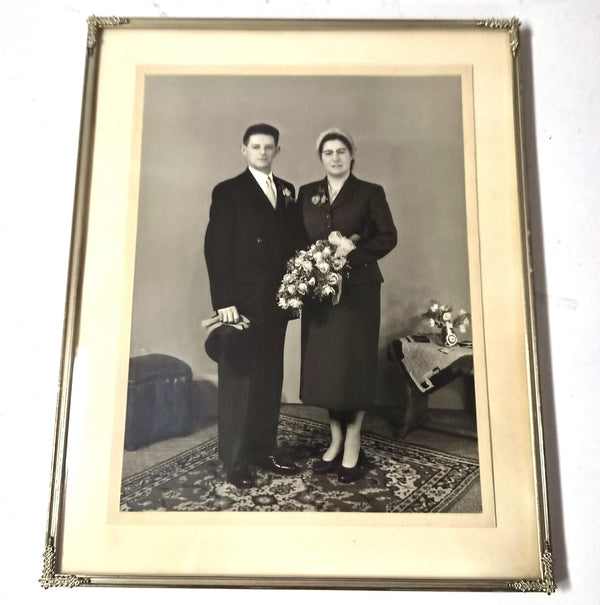 Vintage ingelijste zwart-witfoto van bruidspaar in lijst met metalen hoeken