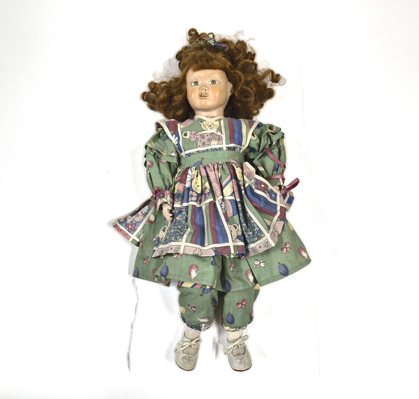 Vintage porseleinen pop met groene ogen en Victoriaanse jurk