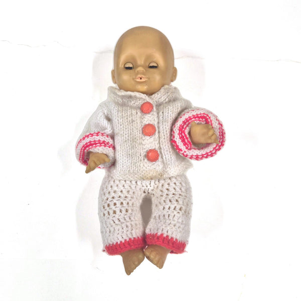 Vintage babypop met slaapogen en handgebreid pakje