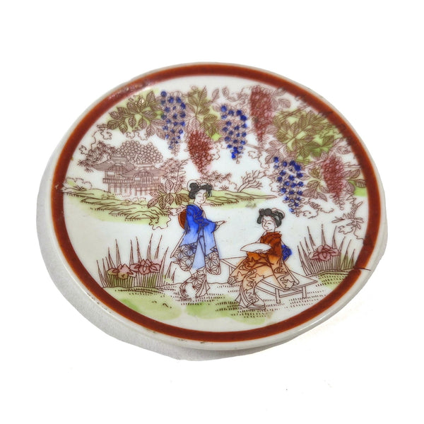 Vintage japans porseleinen schoteltje met twee geisha's in een tuin