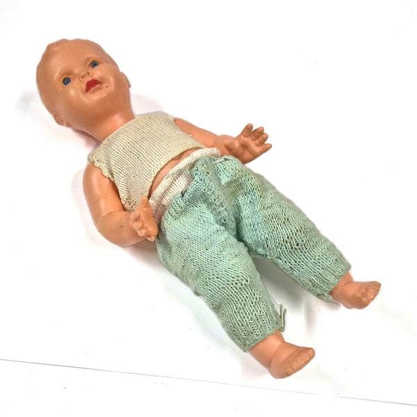 Vintage beweegbare babypop van plastic met blauwe ogen en gebreide kleding