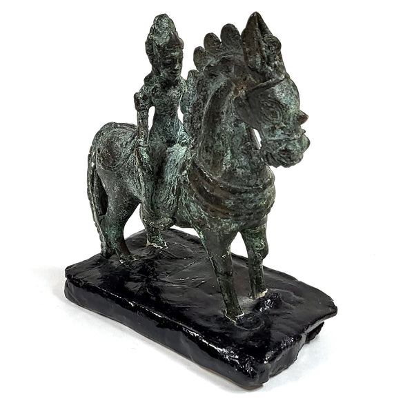 Chinees bronzen beeldje van ruiter te paard met patina