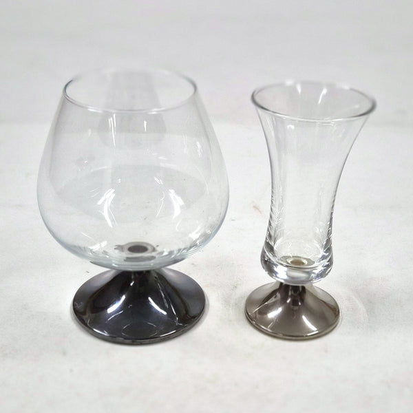 Vintage glazenset 't Keldertje: cognacglas en likeurglas op metalen voet