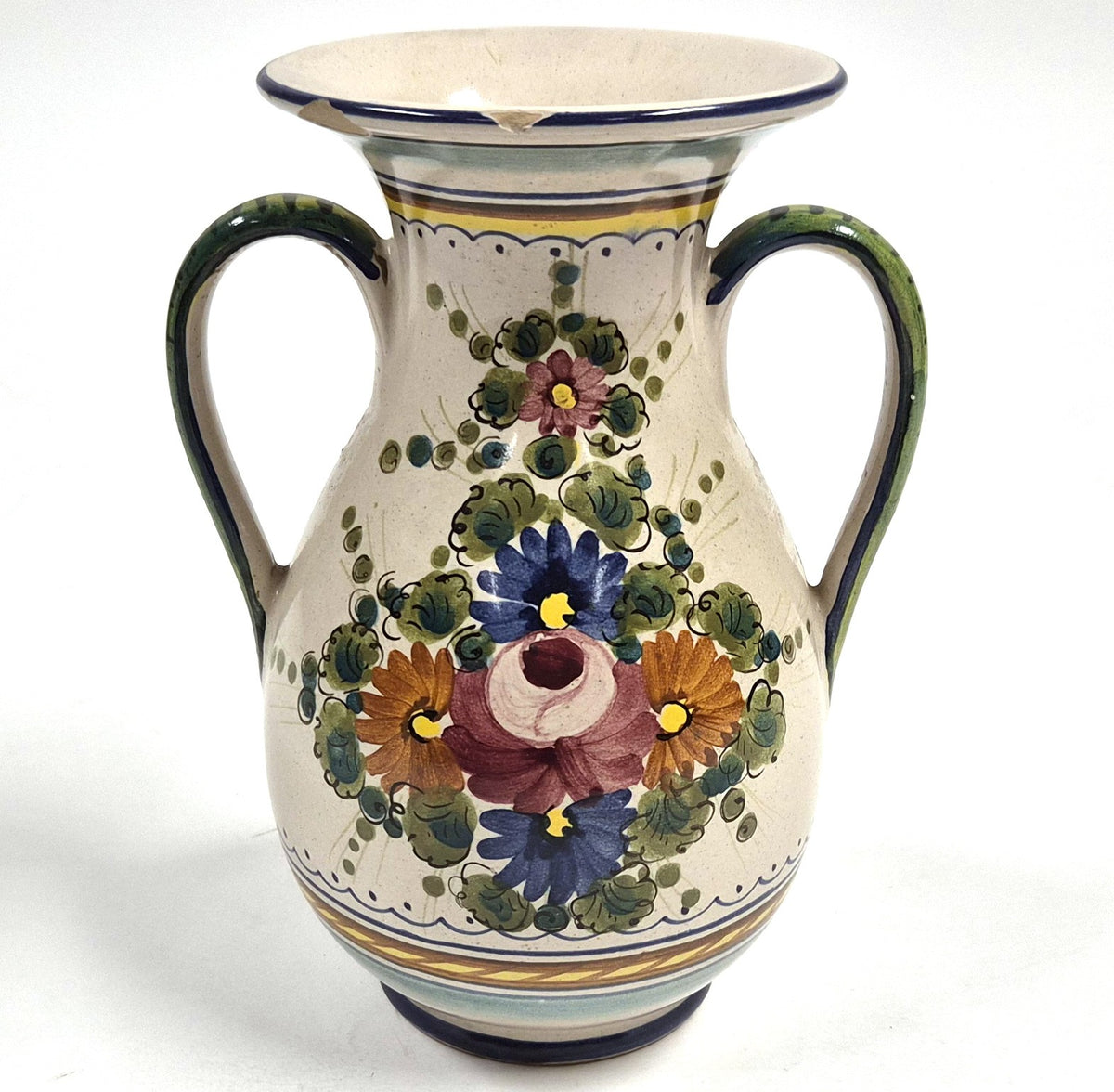 Vintage italiaanse majolica amforavaas met handgeschilderde bloemen en landschap