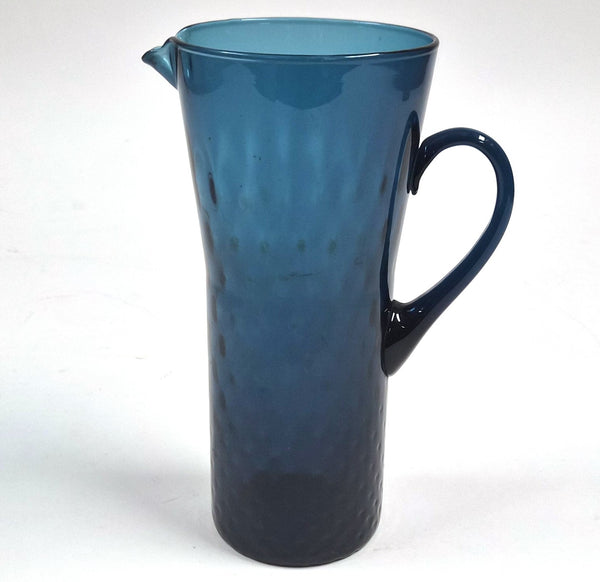Vintage blauwe mondgeblazen glazen kan met gehamerde structuur
