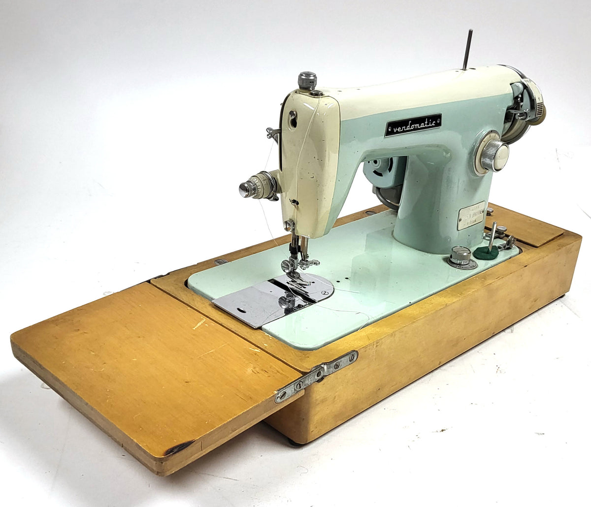 Vintage Vendomatic De Luxe naaimachine, model B1360A, zonder pedaal