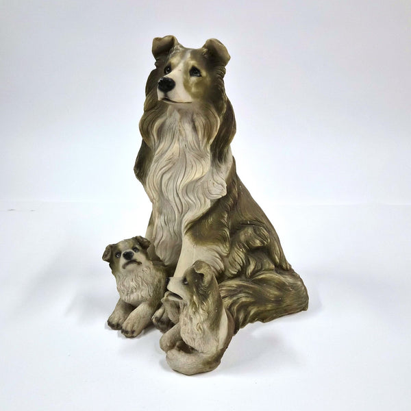 Vintage gipsen beeld van een Rough Collie met twee pups