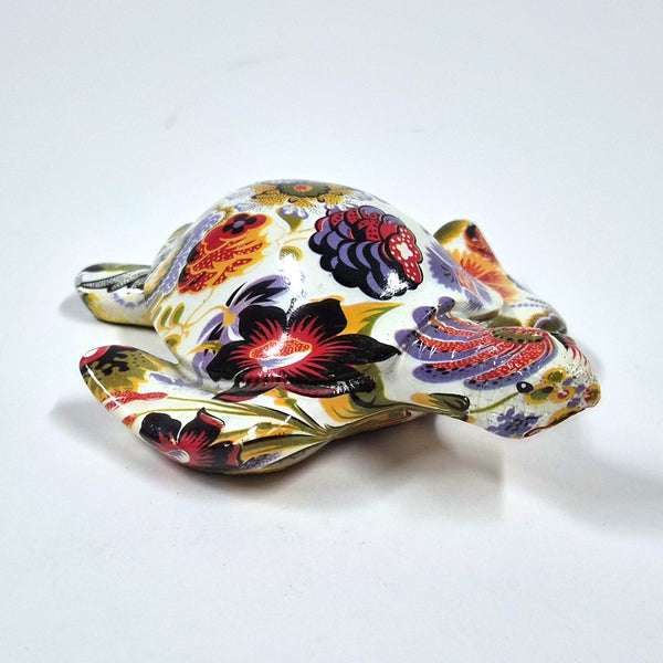 Griekse schildpad met bloemendecor, siervoorwerp in volkskunststijl