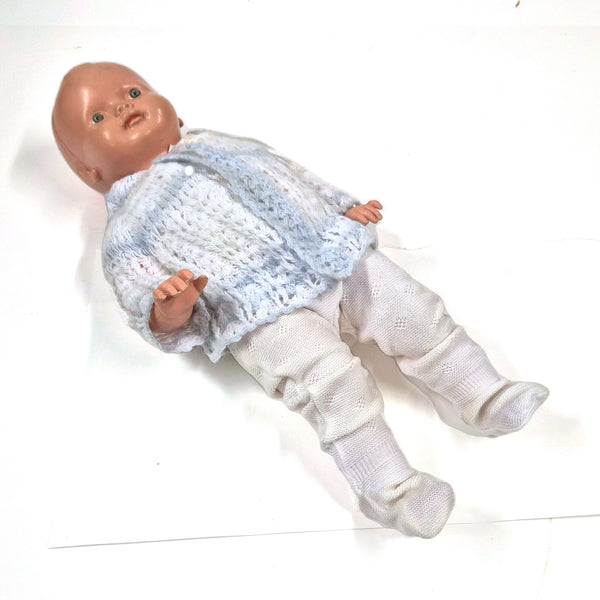 Vintage babypop met glazen slaapogen en gebreid pakje