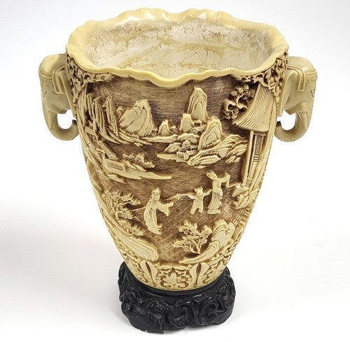 Vintage Chinese urnvaas van gesneden kunsthars met olifantenhandvatten en pagodes