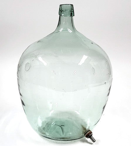 Antieke dame-jeanne van olijfgroen mondgeblazen glas, met kraan