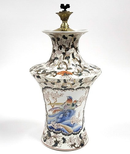 Antieke Chinese famille-rose-vaaslamp in Qianlong-stijl, ca. 1900