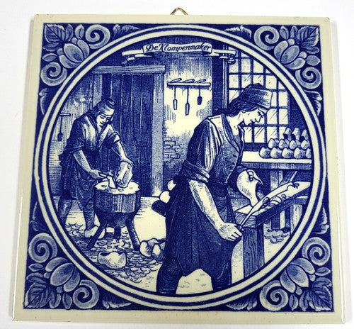 Vintage Delfts blauwe tegel 'De Klompenmaker', handbeschilderd