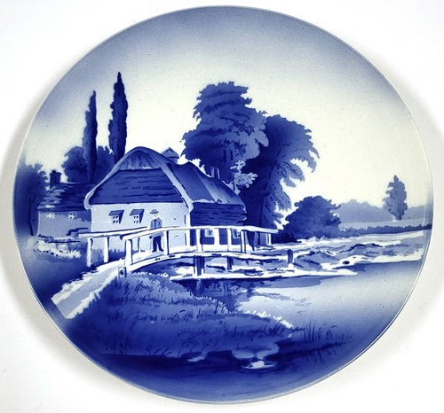 Vintage handbeschilderd wandbord in Delfts blauwstijl, vrouw bij de rivier