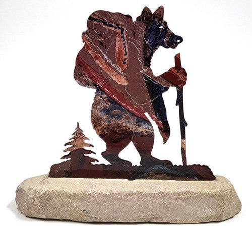 Lazart metalen beeldje van wolf met wandelrugzak op steen