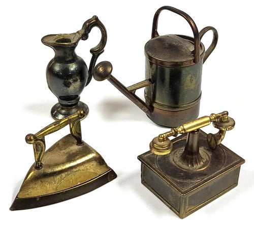 Vintage koperen en messing poppenhuisminiaturen: telefoon, strijkijzer, pot en gieter