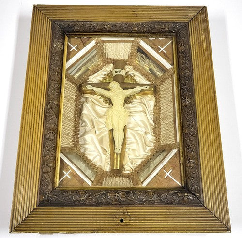 Antiek religieus crucifix in diorama-kastje, glas kapot