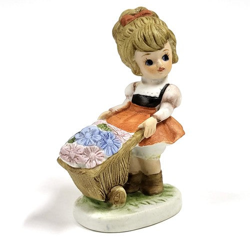 Vintage biscuit keramieken figuurtje van meisje met kruiwagen vol bloemen
