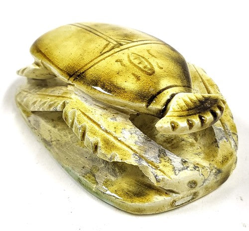 Vintage egyptische scarabee van geglazuurd steengoed, geel, met hiërogliefen