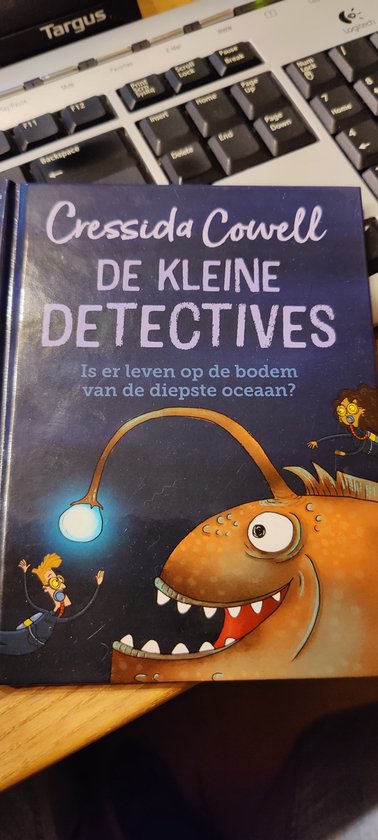 Mrňaví detektivové : Existuje život na dně nejhlubšího oceánu ? | - Cressida Cowell