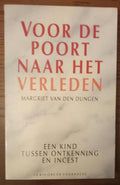Voor de poort naar het verleden - M. van den Dungen