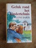 Geluk rond het kindertehuis - Sari - S