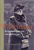 Wilhelmina Krijgshaftig in een vormeloze jas - Cees Fasseur