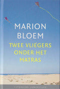 Twee vliegers onder het matras - Marion Bloem